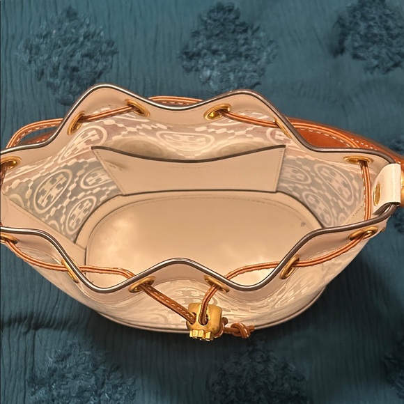 Tory Burch White Logo Drawstring Bucket Shoulder Bag with Brown Handle. - Picture 4 of 6